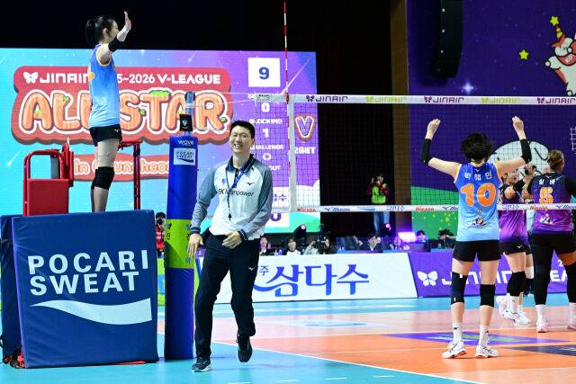 주심으로 변신한 양효진과 공격에 실패한 송인석 주심의 모습. / 한국배구연맹(KOVO)