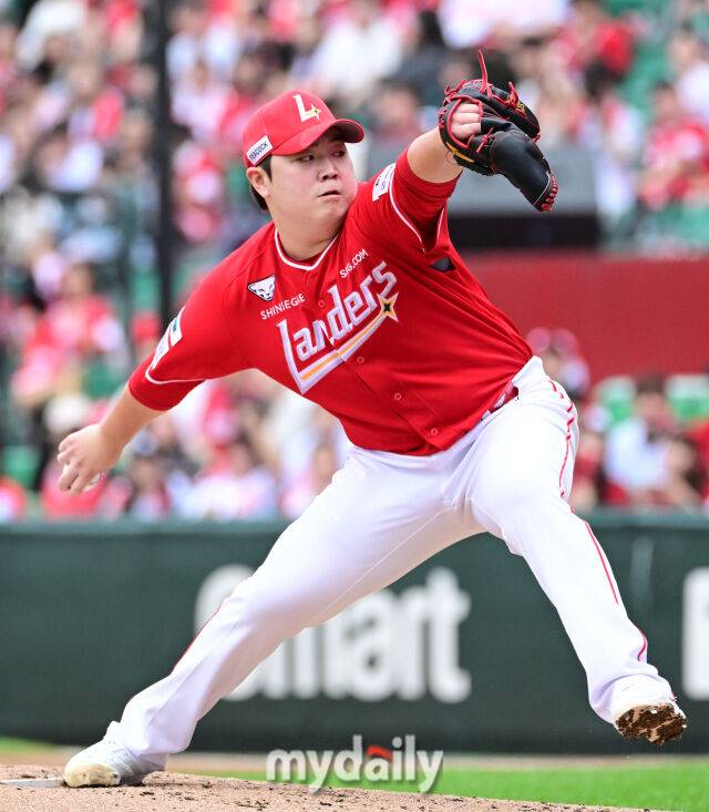 2025년 10월 11일 오후 인천 SSG랜더스필드에서 열린 '2025 신한 SOL Bank KBO 포스트시즌' 삼성 라이온즈와 SSG 랜더스의 준플레이오프 2차전 경기. SSG 이로운이 4회초 1사 1루서 구원등판해 역투하고 있다./마이데일리