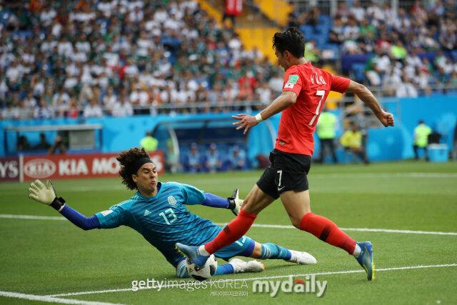 손흥민에게 원더골 허용, 8년 만의 월드컵 무대 재회 도전…'멕시코 GK, 세계 신기록 노린다'