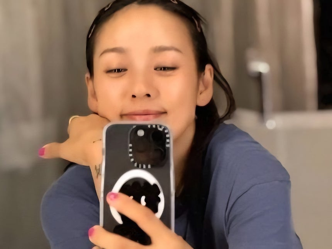 애플 아이폰16이 지난해 전 세계에서 가장 많이 팔린 스마트폰으로 이름을 올린 가운데, 국내에선 40대 아이폰 사용자가 늘었다. 과거 ‘애니콜’ 모델로 삼성 스마트폰의 상징과도 같았던 이효리도 아이폰을 사용하는 모습이 포착돼 화제가 되기도 했다. 아이폰으로 셀카를 찍고 있는 이효리 [SNS 갈무리]