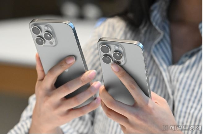 애플 아이폰16 시리즈 국내 공식 출시일인 2024년 9월 20일 오전 서울 중구 명동 애플스토어에서 고객들이 아이폰16을 살펴보고 있다. 임세준 기자