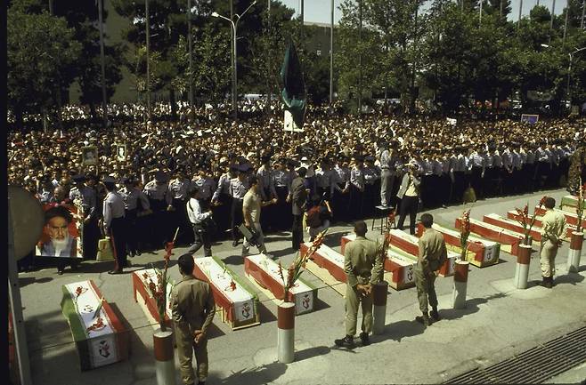1988년 미 해군 구축함 USS 빈센스호에 의해 오인 격추된 이란 에어버스 여객기 희생자들의 관이 일렬로 놓여 있다. [게티 이미지]