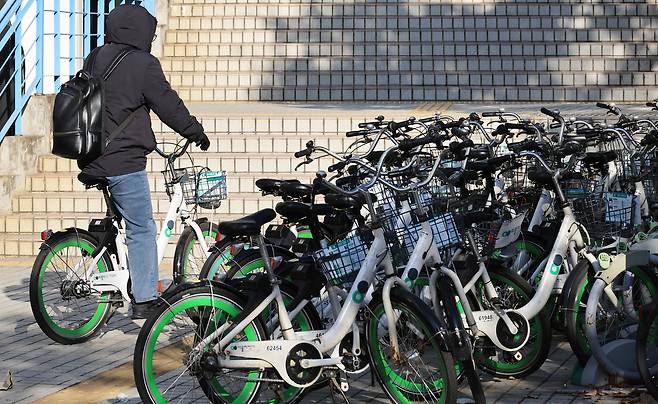 서울 광진구에서 시민이 공공자전거 ‘따릉이’를 이용하고 있다.[연합]