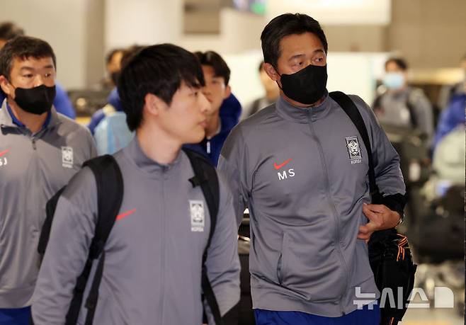 [인천공항=뉴시스] 이영환 기자 = 이민성 한국 23세 이하(U-23) 대표팀 감독이 25일 인천국제공항 제1여객터미널을 통해 귀국하고 있다.이민성 감독이 지휘한 한국 U-23 대표팀은 지난 24일(한국 시간) 사우디아라비아 제다의 킹 압둘라 스포츠시티 홀 스타디움에서 치러진 대회 3·4위전에서 베트남과 전·후반 90분을 2-2로 비긴 뒤 연장전을 거쳐 승부차기에서 6-7로 져 아시안컵을 4위로 마쳤다. 2026.01.25. 20hwan@newsis.com