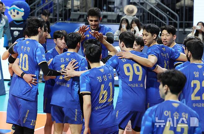 [서울=뉴시스] 이영환 기자 = 30일 오후 서울 중구 장충체육관에서 열린 2025-2026 V리그 우리카드 우리WON과 삼성화재 블루팡스의 경기, 세트스코어 3-1로 승리한 우리카드 선수들이 기뻐하고 있다. 2026.01.30. 20hwan@newsis.com