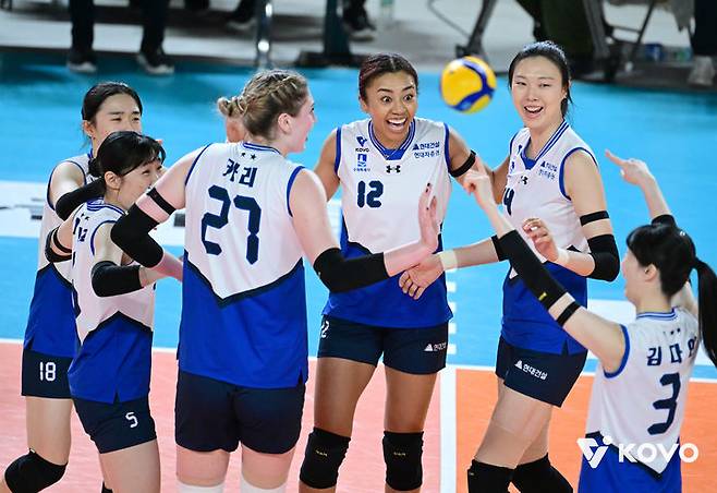 [서울=뉴시스] 여자 프로배구 현대건설 선수들이 31일 대전충무체육관에서 열린 진에어 2025~2026 V-리그 여자부 정관장과의 경기에서 득점을 낸 뒤 기뻐하고 있다. (사진=KOVO 제공) 2026.01.31. *재판매 및 DB 금지
