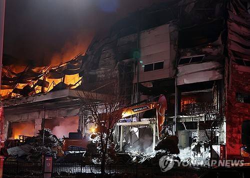 음성 생필품 제조공장 불 (음성=연합뉴스) 김형우 기자 = 30일 충북 음성의 한 공장 화재 현장에서 직원 2명이 실종돼 소방당국이 큰 불길을 잡은 뒤 수색 중이다.      사진은 화재가 난 공장의 모습. 2026.1.30     vodcast@yna.co.kr