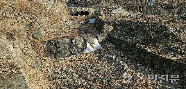 경남 산청군 삼장면 덕교리에 있는 한 하천. 과거엔 물이 항상 흘러내렸지만 지금은 거의 메말라 있다.