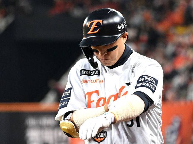 [OSEN=대전, 이대선 기자] 31일 대전 한화생명볼파크에서 2025 신한 SOL Bank KBO리그 포스트시즌 한국시리즈 5차전 한화 이글스와 LG 트윈스의 경기가 열렸다.이날 경기에 한화는 문동주를, LG는 톨허스트를 선발투수로 내세웠다. 8회말 1사 1루에서 한화 손아섭이 병살타로 물러나며 아쉬워하고 있다. 2025.10.31 /sunday@osen.co.kr