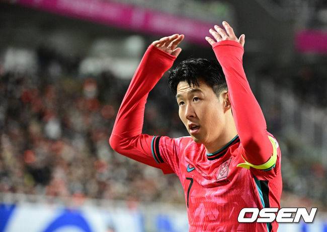 “손흥민 빠진 한국, EPL 선수 전멸위기…일본은 유럽파만 무려 130명”