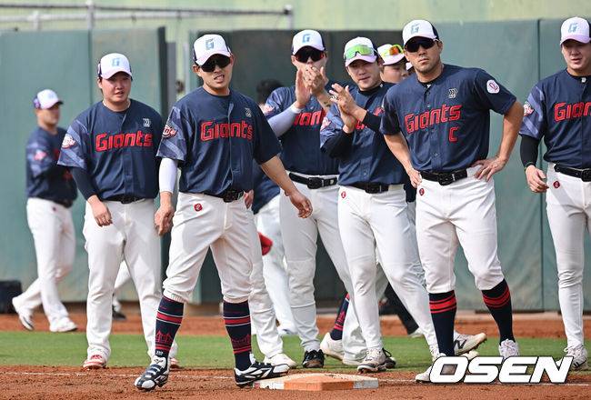 [OSEN=타이난(대만) , 이석우 기자] 프로야구 롯데 자이언츠가 31일(한국시간) 대만 타이난 아시아-태평양 국제야구센터에 스프링캠프를 차리고 구슬땀을 흘렸다.김태형 감독 등&nbsp;코치진과 투수&nbsp;20명,&nbsp;포수&nbsp;5명,&nbsp;내야수&nbsp;9명,&nbsp;외야수&nbsp;7명 등 총&nbsp;41명의 선수단이 1월 20일까지 1차 캠프에서 체력 강화와 기술 훈련을 치른 뒤 21일부터 3월 5일까지 일본 미야자키로 옮겨 2차 캠프에서 구춘리그에 참가해 실전 감각을 점검한다.롯데 황성빈과 야수들이 훈련하고 있다. 2026.01.31 / foto0307@osen.co.kr