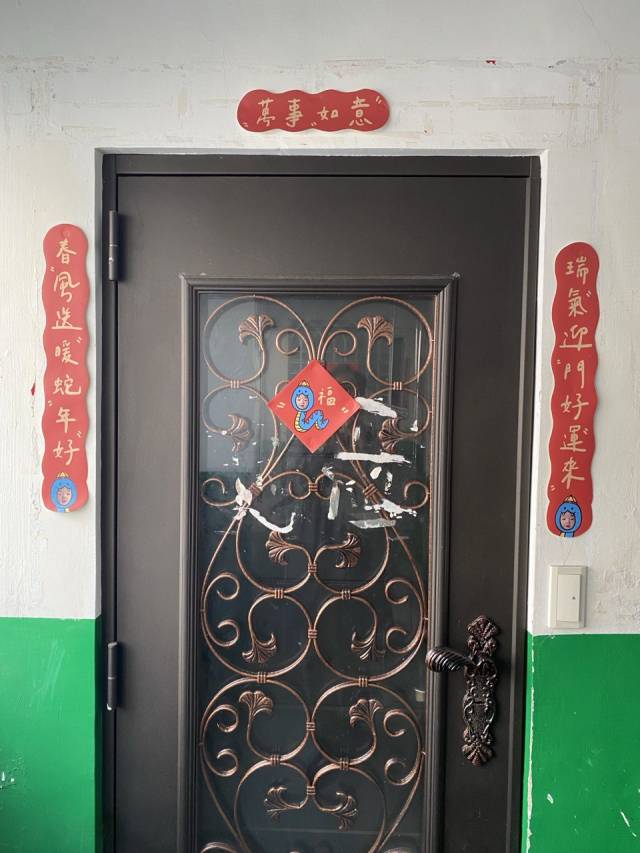 ▲ 현관문 앞에 붙여둔 '춘리엔(春聯)' 이제 곧 설이 되면 바뀌 붙이게 된다. ⓒ필자