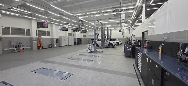 입고된 차량 2대가 수리베이에서 대기하고 있다.