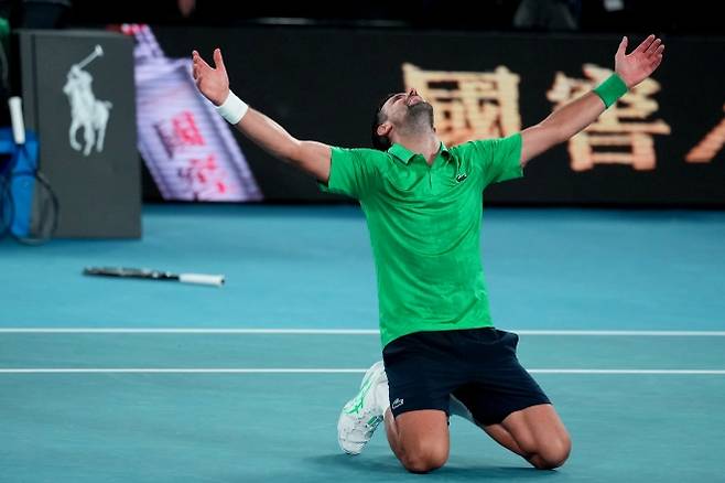 노바크 조코비치가 30일 호주 멜버른 로드 레이버 아레나에서 열린 호주오픈 준결승 얀니크 신네르와의 경기에서 승리한 후 무릎을 꿇고 세리머니를 선보이고 있다. 2026.1.30 멜버른 AP 연합뉴스