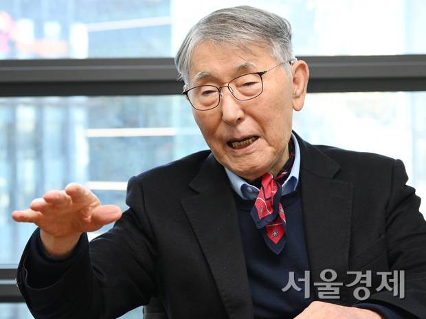 이시형 박사가 서울경제신문과의 인터뷰에서 최근 출간한 ‘평생 현역으로 건강하게 사는 법’을 소개하고 있다. 오승현 기자