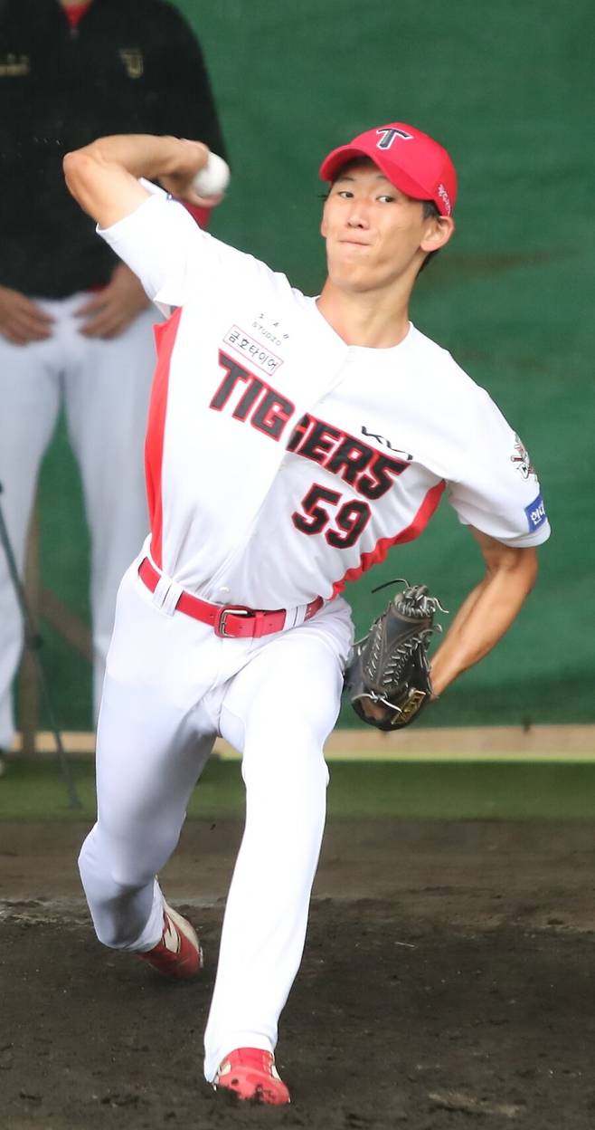 ▲ 손혁 단장은 구단을 통해 “양수호는 우리가 2년전 드래프트 당시부터 관심을 갖고 유심히 봐 왔던 파이어볼러로서 향후 성장 가능성을 높이 평가해 보상선수로 지명했다\"며 ”구단이 성장 고점을 높게 평가하고 있는 선수인 만큼 체격 등 보완점을 개선해 나간다면 향후 김서현, 정우주와 함께 젊은 구위형 투수로 성장할 것이라 기대한다“고 말했다. ⓒKIA타이거즈