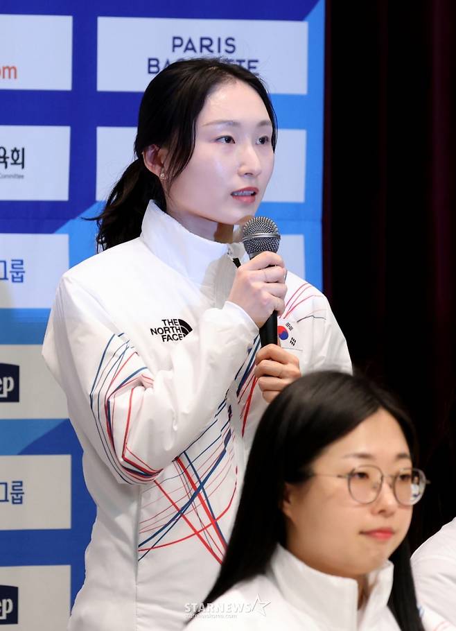 쇼트트랙 최민정이 7일 진천국가대표훈련장에서 열린 2026 밀라노-코르티나 동계올림픽대회 d-30 미디어데이에서 기자들의 질문에 답하고 있다. /사진=강영조 선임기자