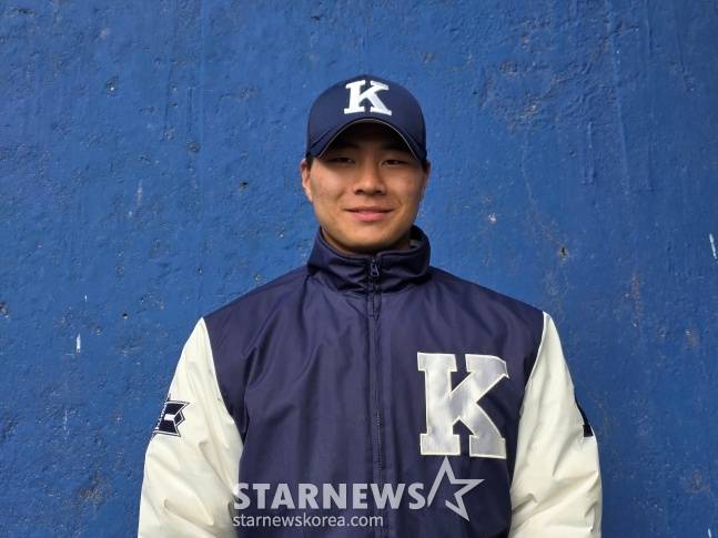 경남고 이호민이 26일 경남고 운동장에서 스타뉴스의 사진 촬영에 응하고 있다. /사진=김동윤 기자