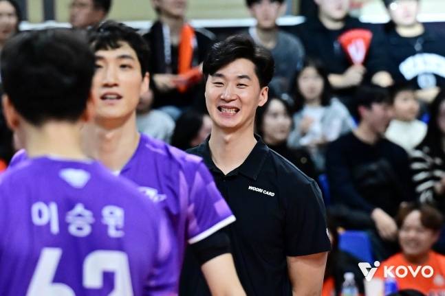 우리카드 박철우 감독대행(가운데). /사진=한국배구연맹 제공