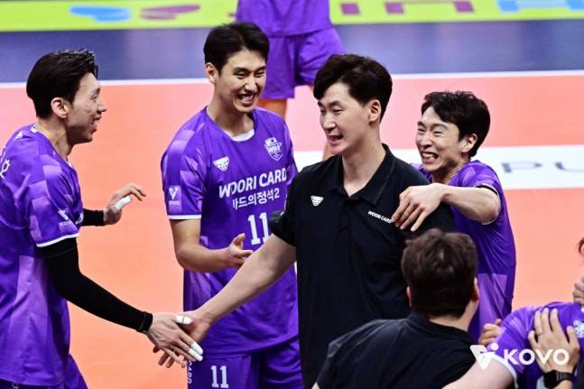 우리카드 박철우 감독대행(가운데). /사진=한국배구연맹 제공