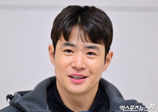 2026시즌 스프링캠프 1차 훈련 나서는 SSG 선발대가 19일 오전 인천국제공항을 통해 미국 플로리다로 출국했다.  출국 전 인터뷰하는 김재환. 엑스포츠뉴스 DB