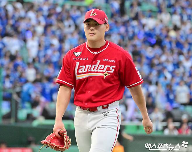 SSG 랜더스가 2026시즌 연봉 계약을 마쳤다. 지난해 주전 포수로 자리 잡은 조형우가 가장 높은 인상률(212.5%)을, 필승조 이로운이 최고 인상액(1억 2600만원)을 기록했다. 더불어 SSG 구단은 '2026시즌 종료 후 FA 자격을 얻는 최지훈과 다년계약을 지속적으로 논의해 나갈 예정'이라고 밝혔다. 엑스포츠뉴스 DB