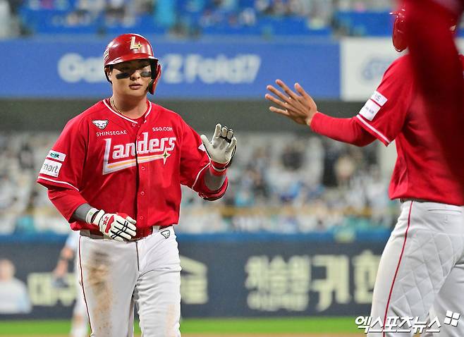 SSG 랜더스가 2026시즌 연봉 계약을 마쳤다. 지난해 주전 포수로 자리 잡은 조형우가 가장 높은 인상률(212.5%)을, 필승조 이로운이 최고 인상액(1억 2600만원)을 기록했다. 더불어 SSG 구단은 '2026시즌 종료 후 FA 자격을 얻는 최지훈과 다년계약을 지속적으로 논의해 나갈 예정'이라고 밝혔다. 엑스포츠뉴스 DB