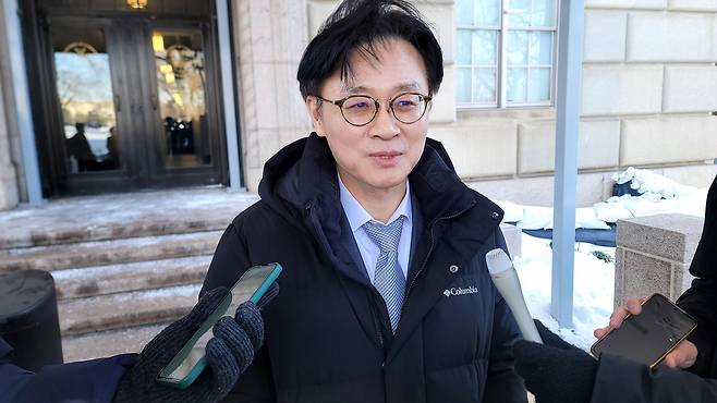 미국 상무장관 만난 김정관 산업부 장관 (워싱턴=연합뉴스) 조준형 특파원 = 도널드 트럼프 미국 대통령의 대(對)한국 관세 재인상 위협에 대응하기 위해 미국을 방문한 김정관 산업통상부 장관이 30일(현지시간) 하워드 러트닉 미 상무장관과 이틀째 논의를 한 뒤 미 워싱턴 상무부 청사 앞에서 기자 질문에 답하고 있다.
 2026.1.30 jhcho@yna.co.kr