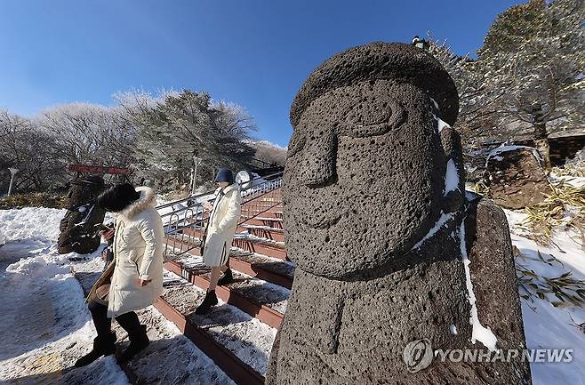한라산 1100고지 찾은 관광객 [연합뉴스 자료사진]