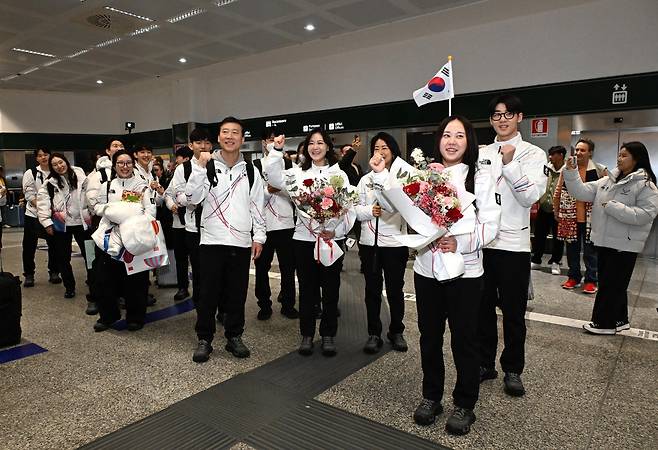 결전지 도착한 한국 선수단 2026 밀라노·코르티나담페초 동계 올림픽에 출전하는 한국 선수단이 31일(한국시간) 이탈리아 밀라노 말펜사 국제공항에 도착해 파이팅을 외치고 있다. [대한체육회 제공. 재배포 및 DB 금지]