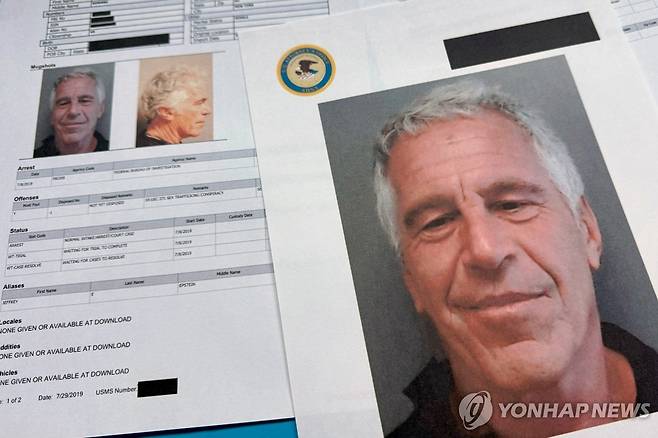 미국 법무부가 공개한 문건 속에 포함된 성범죄자 제프리 엡스타인의 사진 [AP 연합뉴스 자료사진]