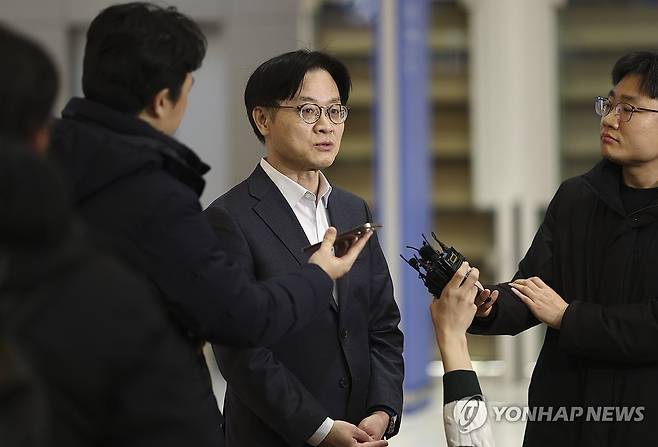 질문에 답하는 김정관 장관 (영종도=연합뉴스) 윤동진 기자 = 도널드 트럼프 미국 대통령의 대 한국 관세 재인상 위협에 대응하기 위해 미국을 방문한 김정관 산업통상부 장관이 31일 인천공항 터미널2을 통해 귀국 후 취재진 질문에 답하고 있다. 2026.1.31 mon@yna.co.kr