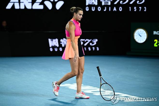 라켓 놓은 사발렌카 [EPA=연합뉴스]