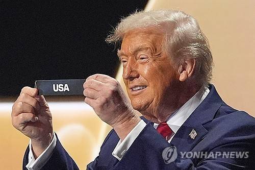 월드컵 조추첨을 하는 트럼프 대통령  [AP 연합뉴스 자료사진. 재판매 및 DB 금지]
