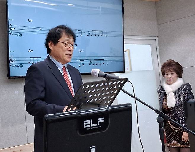 울고넘는 박달재를 불러 관중들을 울게한 장선행 목사