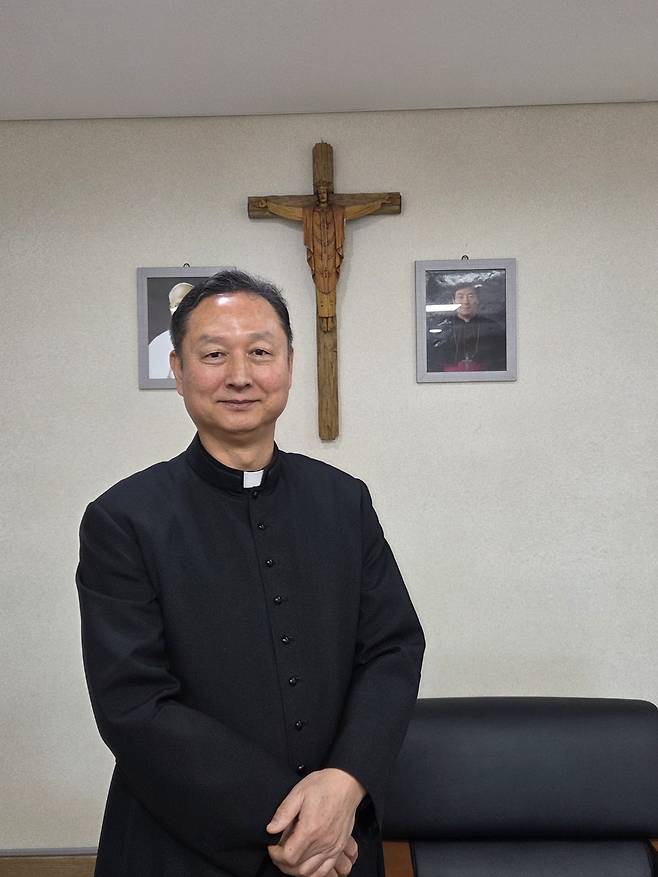 최환욱 천주교 대구대교구 제4대리구 주교대리 신부는 1일 인터뷰에서 “평화롭게 살아가는 것이 천주교 안에서도, 사회에서도 목표점이 돼야 한다”고 말했다. /윤희정기자
