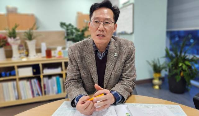 양산 방문의 해 준비 상황을 설명하고 있는 신기영 관광과장. 김태권 기자