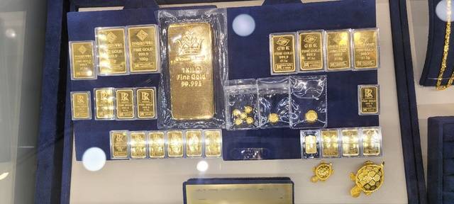 국제 금값과 은값이 하루 만에 폭락하면서 국내 실물·투자시장에도 적잖은 충격을 안기고 있다. 사진은 대구 수성구의 한 금 거래소에 진열된 상품. 권영진 기자