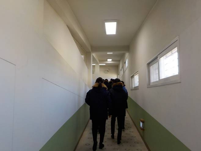 지난달 29일 경기 화성직업훈련교도소에서 내부를 둘러보는 기자 모습. (법무부 제공)