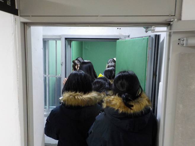 29일 경기 화성직업훈련교도소 내  보호실과 진정실을 둘러보는 기자들의 모습.(법무부 제공)