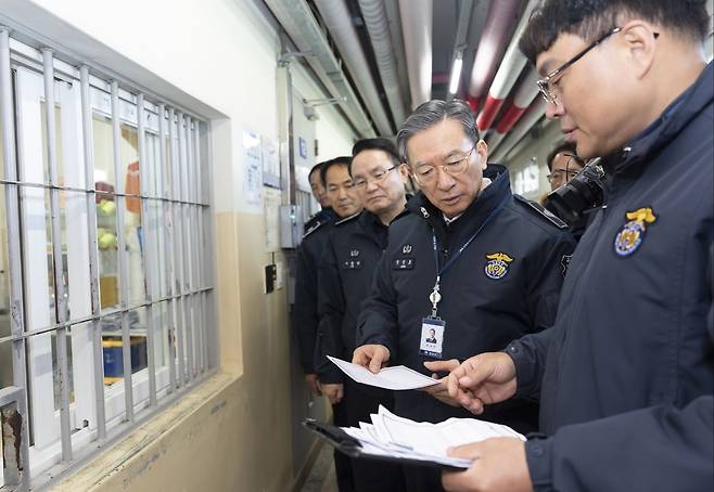 29일 경기 화성직업훈련교도소 내부를 둘러보고 직원들과 대화하는 정성호 법무부 장관 모습.(법무부 제공)
