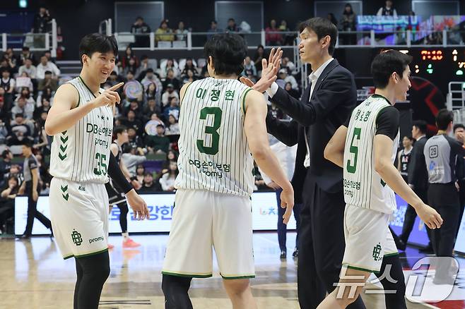 1일 오후 경기 수원KT소닉붐아레나에서 열린 2025-2026 LG전자 프로농구 수원 KT와 원주 DB의 경기에서 DB 선수들이 수비 후 득점에 성공한 뒤 김주성 감독과 하이파이브를 하고 있다. 2026.2.1/뉴스1 ⓒ News1 이광호 기자