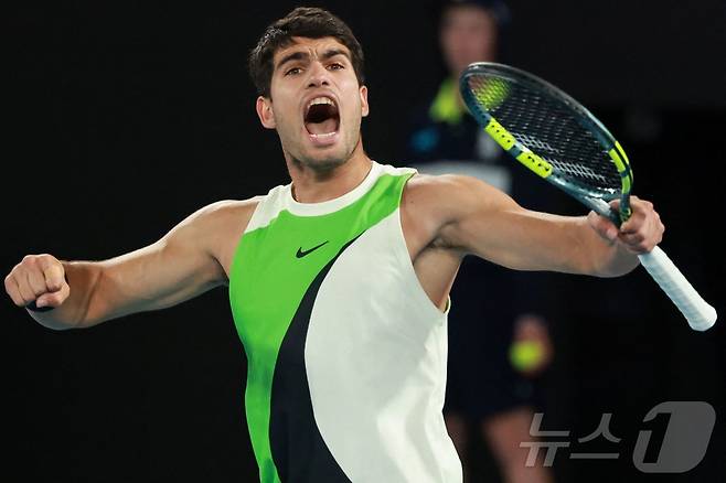 카를로스 알카라스(스페인)가 1일 호주 멜버른에서 열린 호주오픈 테니스 대회 남자 단식 결승에서 노박 조코비치(세르비아)를 상대로 득점한 뒤 포효하고 있다. ⓒ AFP=뉴스1