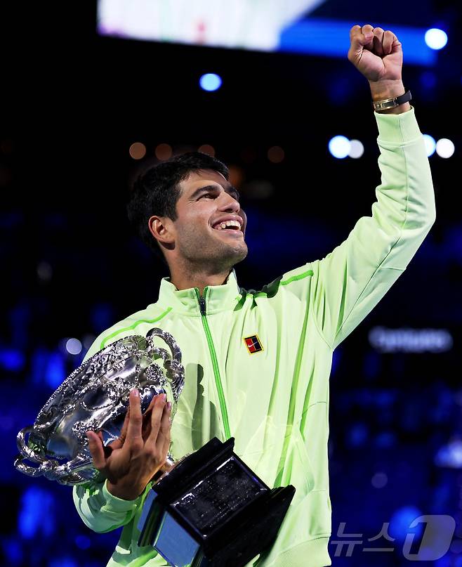 카를로스 알카라스(스페인)가 1일 호주 멜버른에서 열린 호주오픈 테니스 대회 남자 단식 결승에서 트로피를 든채 주먹을 불끈 쥐고 있다. ⓒ 로이터=뉴스1