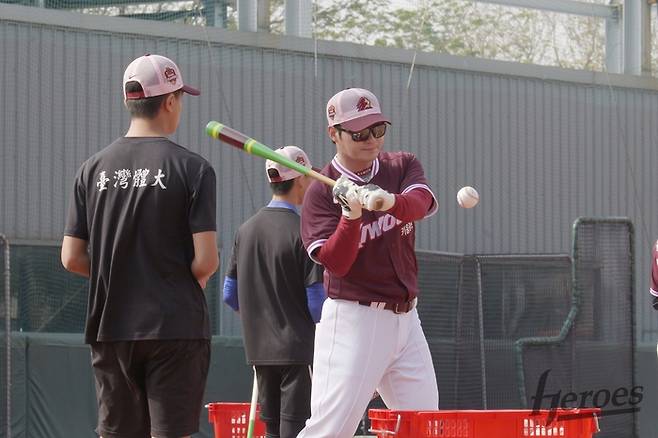 박병호 코치가 펑고를 치고 있다. 사진 | 키움 히어로즈