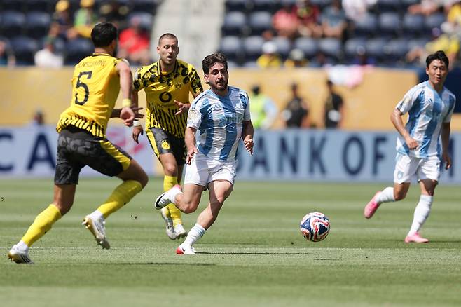 울산HD의 라카바가 지난해 6월26일(한국시간) 미국 오하이오주 신시내티의 TQL스타디움에서 열린 보루시아 도르트문트(독일)와 2025 국제축구연맹(FIFA) 클럽월드컵 조별리그 F조 최종전에서 드리블하고 있다. 사진 | 울산HD