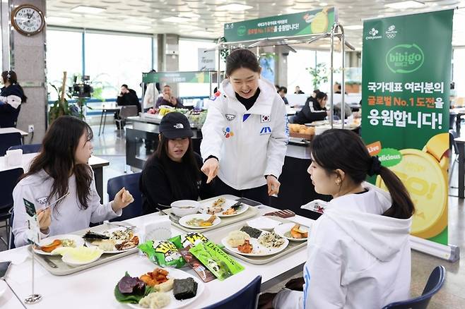 스피드스케이팅 국가대표 김민선이 후원사 CJ가 진행한 ‘비비고 데이’ 행사에서 스피드스케이팅 대표팀 선수들과 즐거운 시간을 보내고 있다. 사진 | CJ
