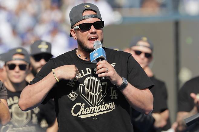 epa12501369 Los Angeles Dodgers second baseman Miguel Rojas speaks during the Los Angeles Dodgers celebration of their 2025 World Series title at Dodger Stadium in Los Angeles, California, USA, 03 November 2025.  EPA/ALLISON DINNER

<저작권자(c) 연합뉴스, 무단 전재-재배포, AI 학습 및 활용 금지>