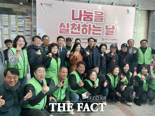 대전봉사체험교실이 1월 31일 오후 2시 대전 중구 센트리아오피스텔 로비에서 떡국떡과 고기 고명 등 1000세트를 전달하는 '나눔을 실천하는 날' 행사가 마무리된 후 임원들이 기념사진을 촬영하고 있다. /선치영 기자