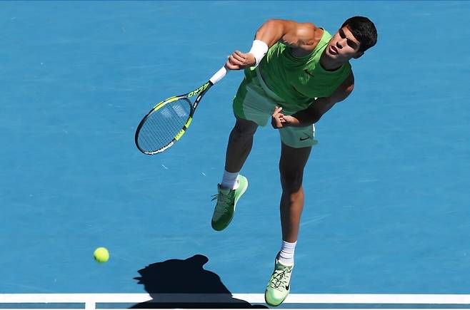 알카라스의 서브. 사진 호주오픈